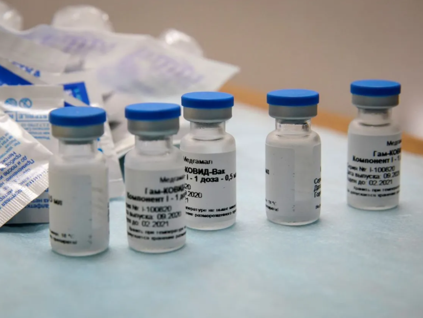Regulador de salud recomienda no mezclar con alcohol la vacuna rusa contra el Covid-19