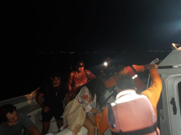 SEMAR rescata a 5 tripulantes de embarcación menor que quedó a la deriva en inmediaciones de Isla Mujeres, Quintana Roo