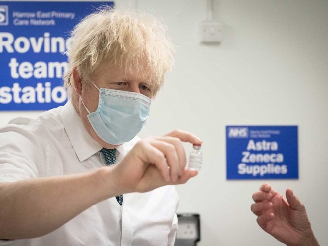 Habrá que vacunarse varias veces contra el covid-19: Boris Johnson