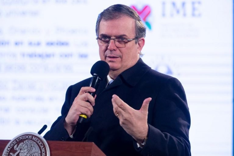 Vamos a tener las vacunas: Ebrard