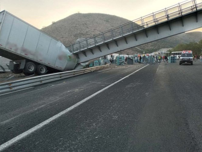 Cae puente peatonal sobre tráiler en la Querétaro-SLP