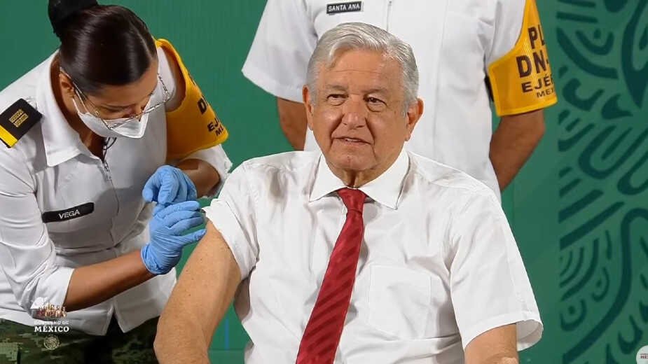 AMLO recibe segunda dosis de vacuna contra COVID en la mañanera