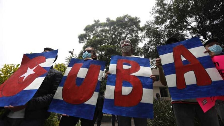 Manifestantes en Embajada de Cuba en México muestran solidaridad con la isla