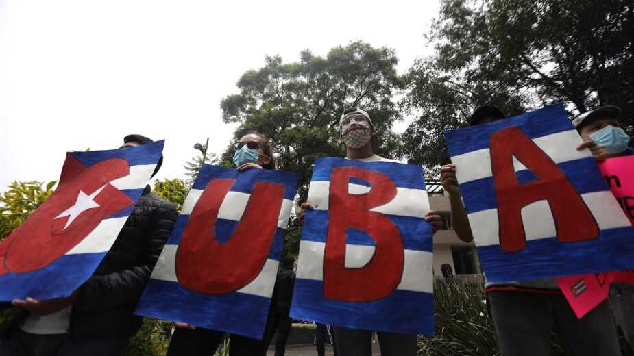 Manifestantes en Embajada de Cuba en México muestran solidaridad con la isla