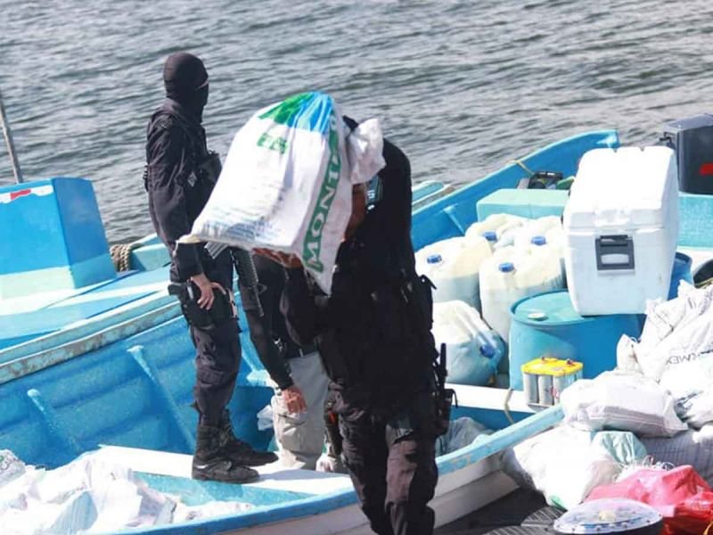 Detienen a tres oaxaqueños en El Salvador con una tonelada de cocaína