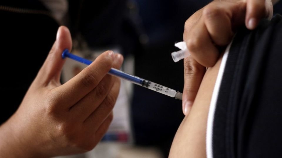 Mujer recibió dosis de diferentes vacunas anti Covid-19; ahora sufre parálisis facial