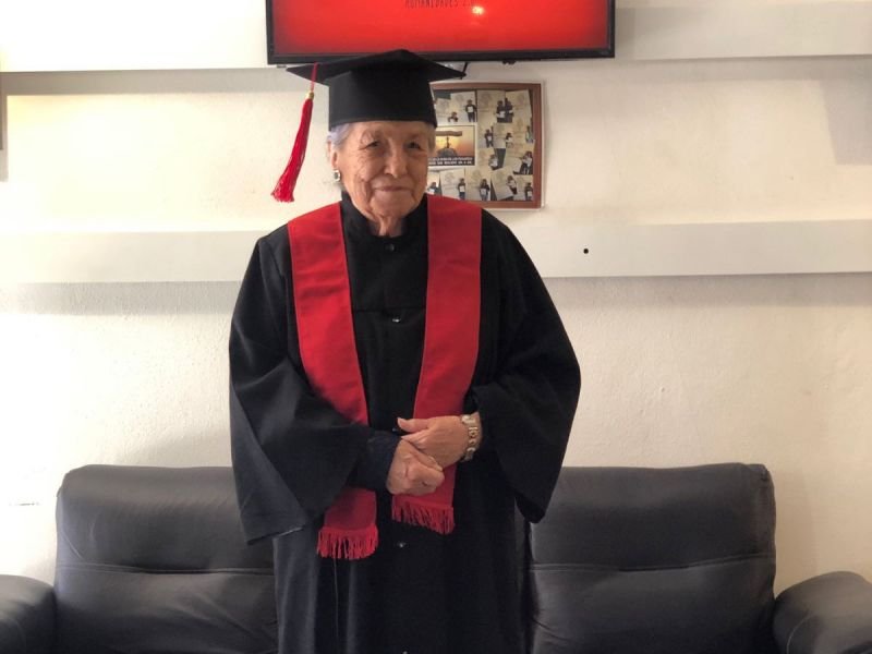 Abuelita se gradúa en administración de empresas con excelentes calificaciones