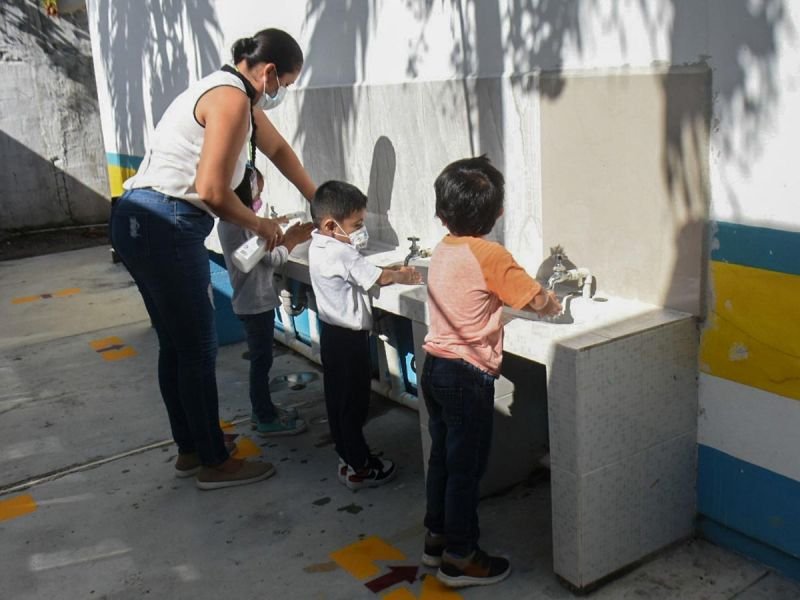 Escuelas de Nuevo León regresan a clases presenciales con aforo del 100 por ciento