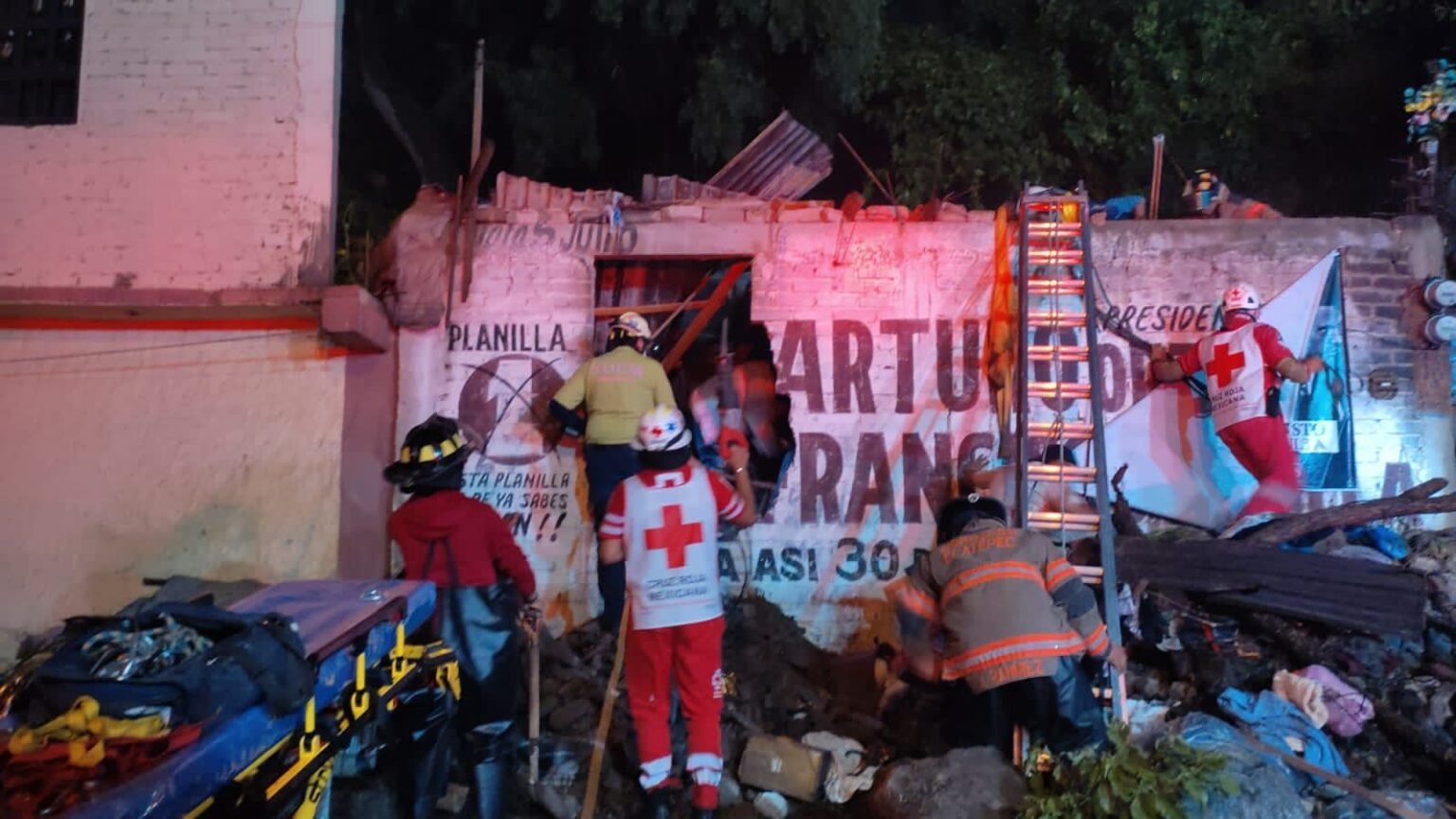 PC de Ecatepec apoya en deslave en colonia La Palma; rescata a adulto mayor