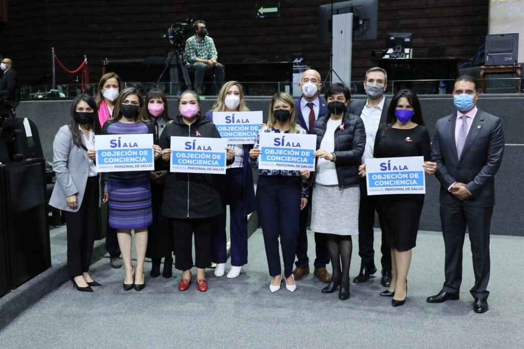 Presentan panistas iniciativas sobre objeción de conciencia y se confrontan con morenista