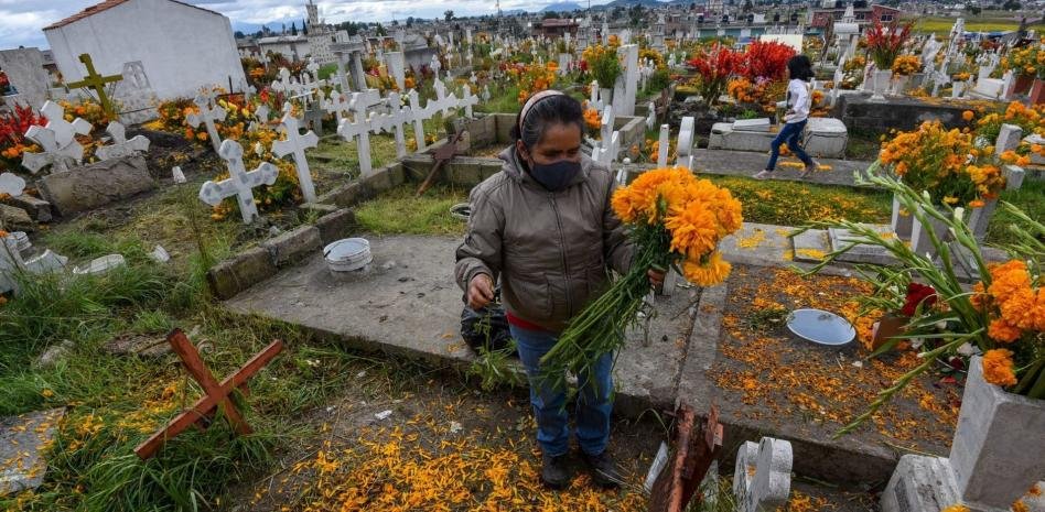 México llena de nuevo los cementerios de colores en el Día de Muertos