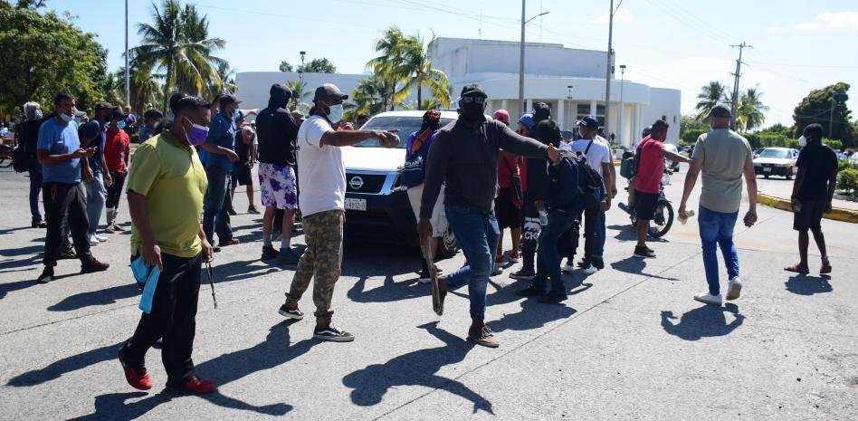 Migrantes cierran calles en Chiapas para exigir su regularización