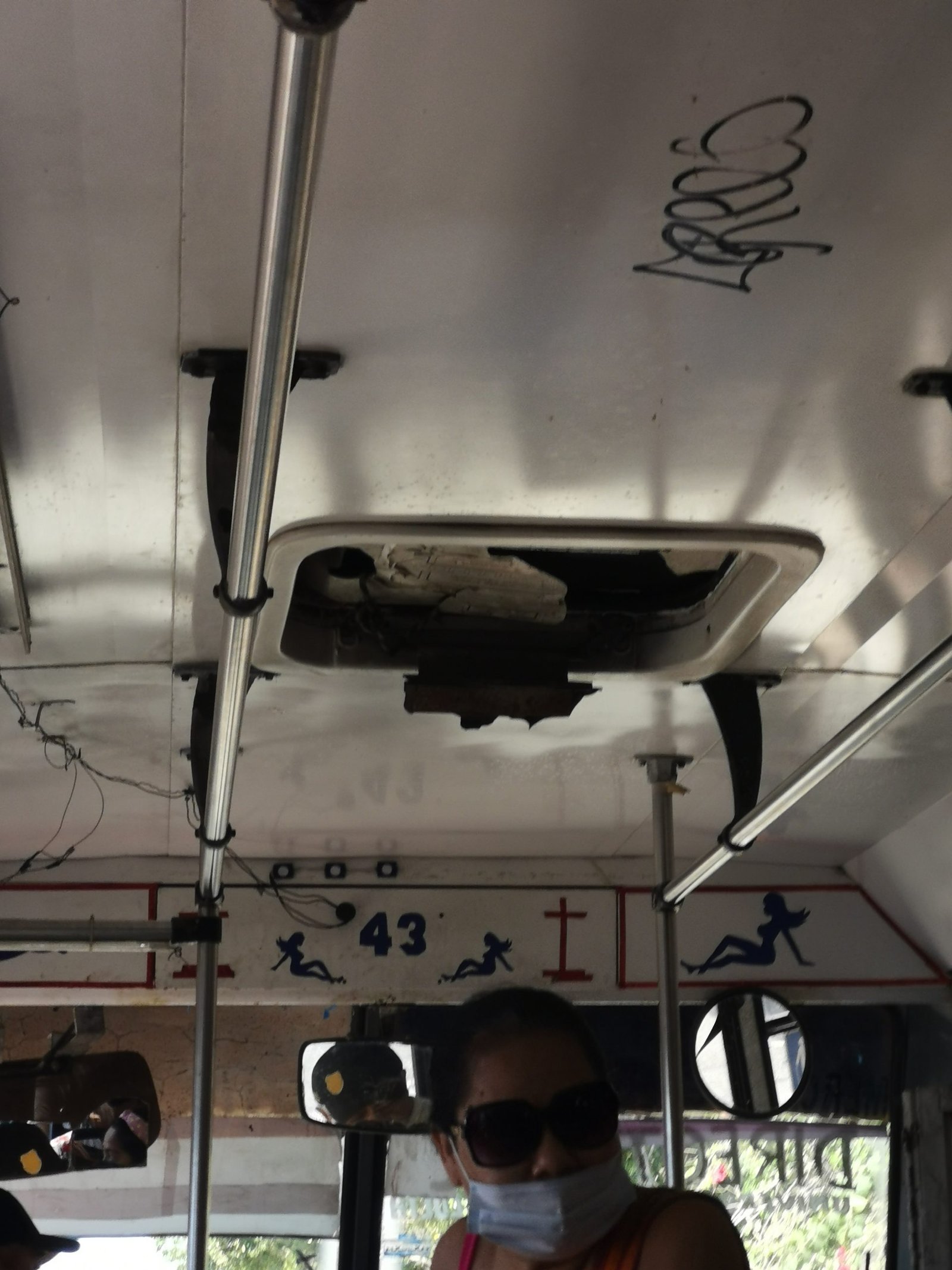 Nadie pone remedio al mal estado de transporte urbano