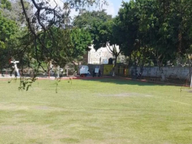 Hallan cadáver de mujer en baños de canchas de futbol