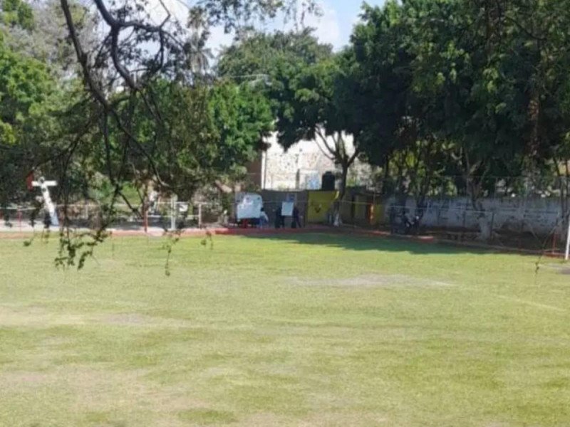 Hallan cadáver de mujer en baños de canchas de futbol