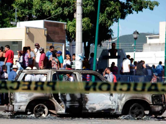 Queman vivo a presunto ladrón en Puebla y muere en hospital