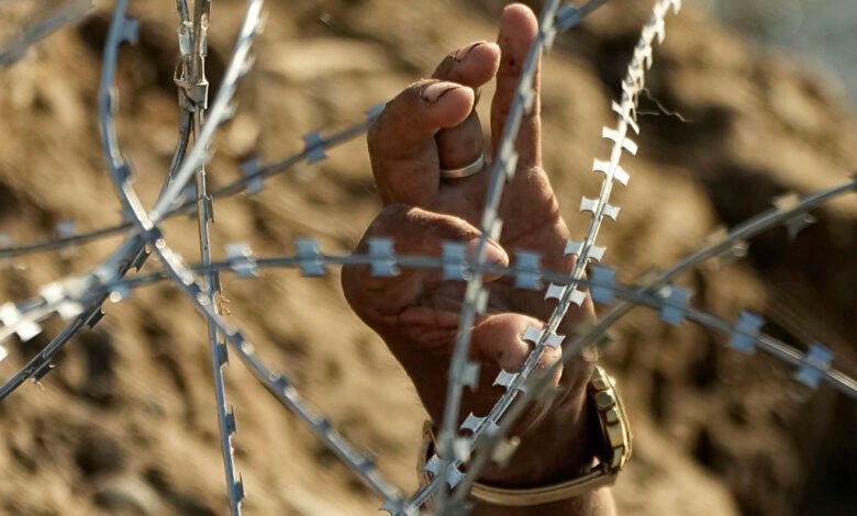 Migrantes cortan con pinzas malla ciclónica en Río Bravo