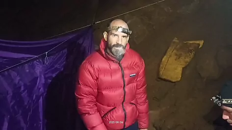 Rescatan al espeleólogo estadounidense atrapado a mil metros bajo tierra tras nueve días en una gruta