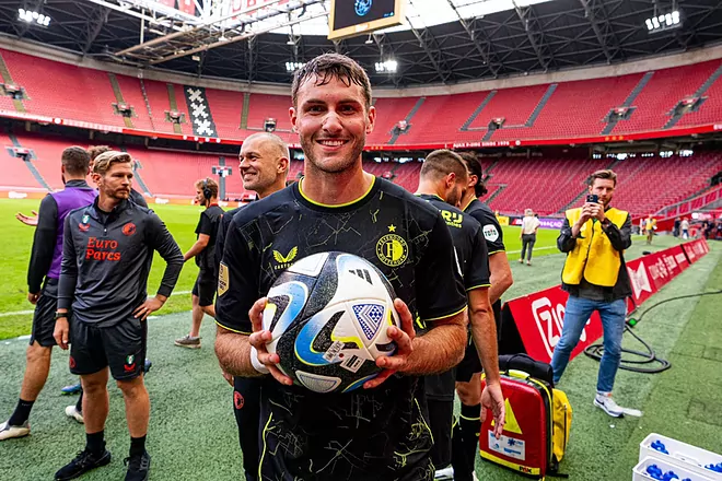 Santi Giménez con la puerta salida abierta en Feyenoord: «Creo que será su último año»