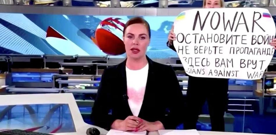 Rusia condena a 8 años de cárcel a la editora que mostró pancarta contra la guerra