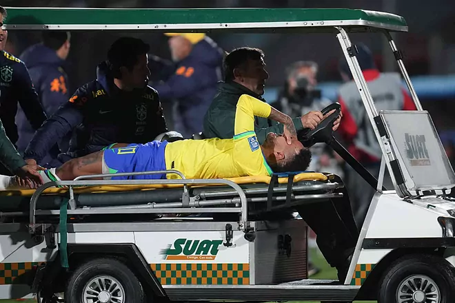 Neymar sufre terrible lesión en la rodilla que lo obliga a salir en camilla en Uruguay vs Brasil