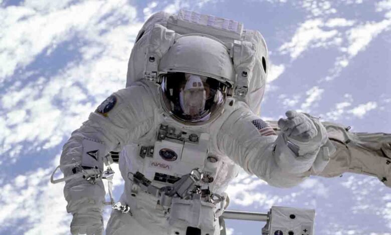 Astronautas dejan caer bolsa de herramientas en el espacio