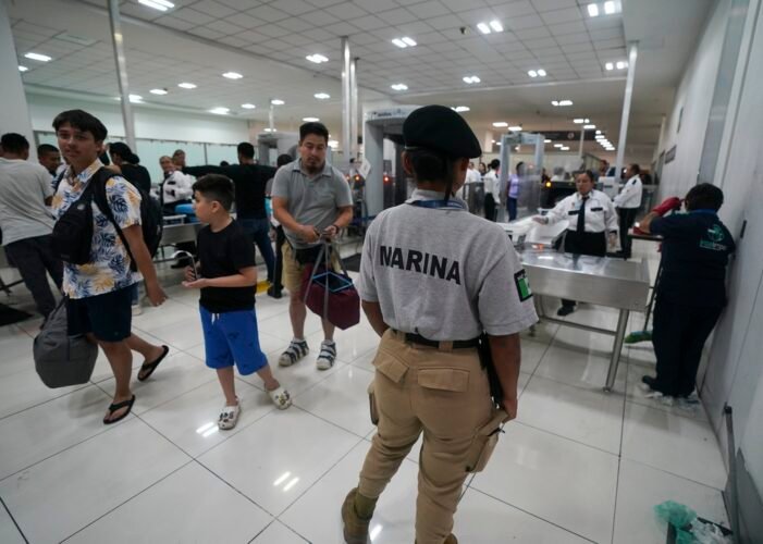 México formaliza entrega de 3 aeropuertos más a los militares