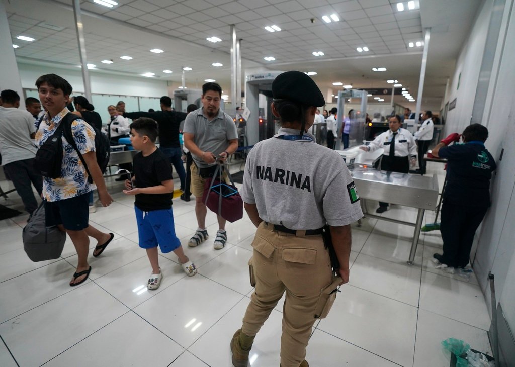 México formaliza entrega de 3 aeropuertos más a los militares