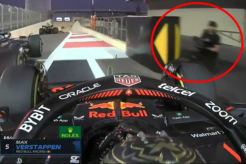 Verstappen rebasa hasta en pits a los Mercedes: ¡Casi se lleva a un camarógrafo!