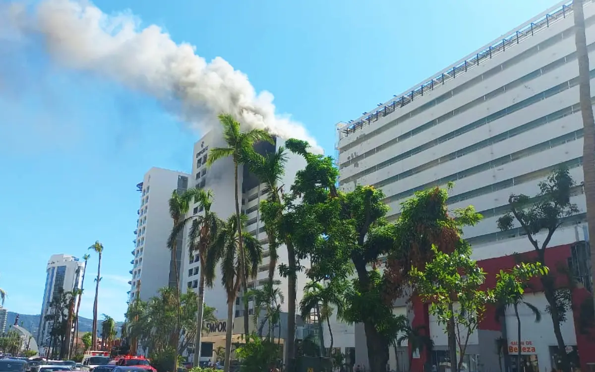 Incendio en el Hotel Emporio moviliza a bomberos de Acapulco