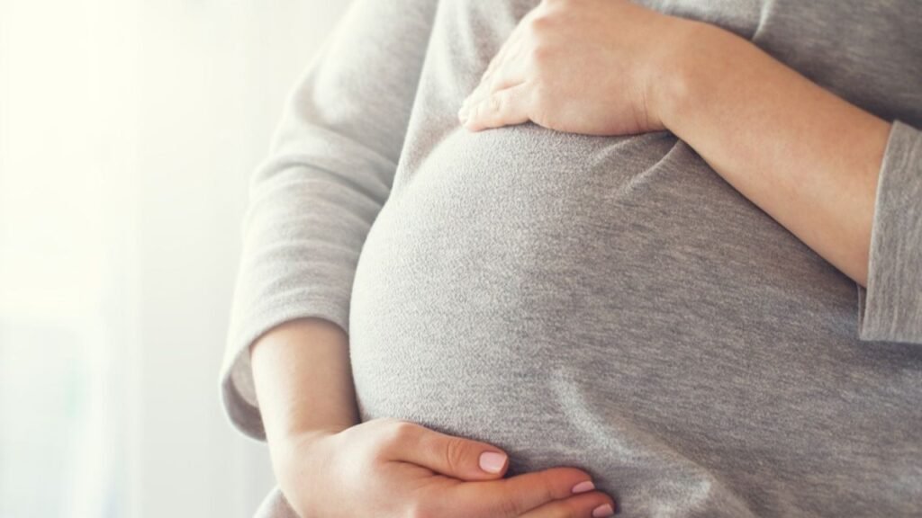 Minuta en el Senado busca combatir discriminación laboral por motivos de maternidad y embarazo