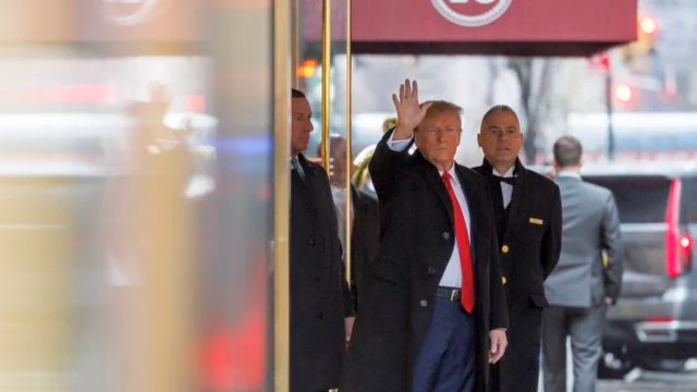 Trump abandona la sala mientras habla la abogada de la escritora Carroll en alegato final