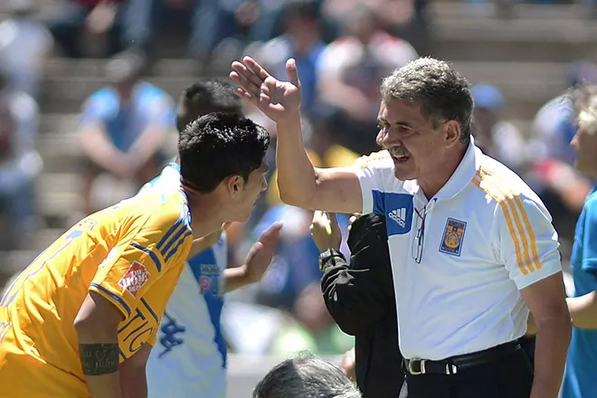 Tuca Ferretti le dice «tronco» a Alan Pulido; el delantero le responde con dos datos