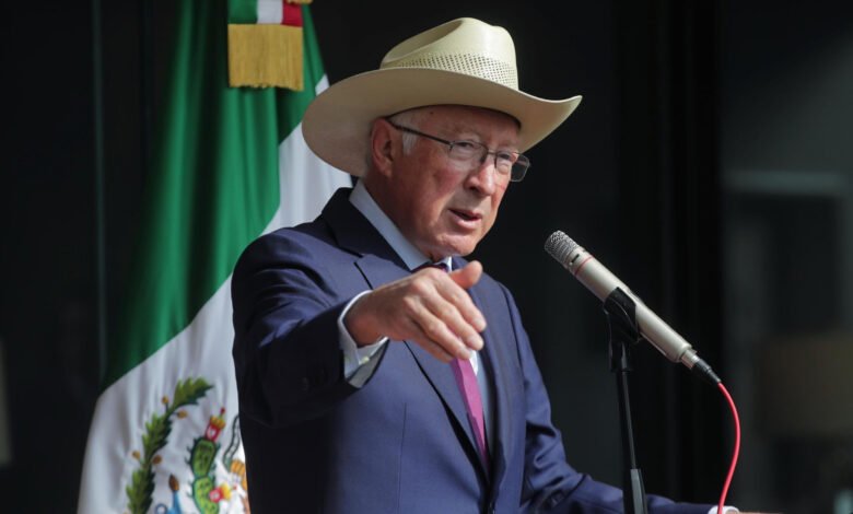 Embajador Ken Salazar celebra incautación de metanfetaminas