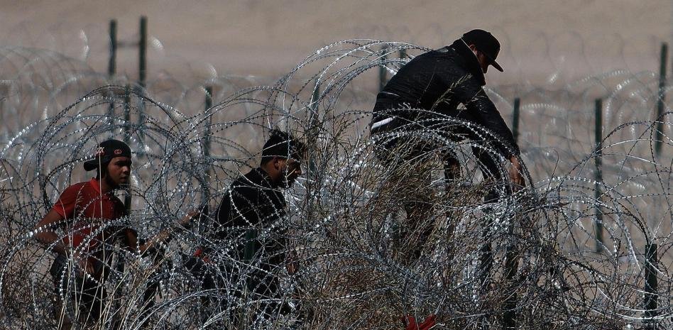 Juez frena polémica ley de Texas que autoriza a policías a expulsar inmigrantes