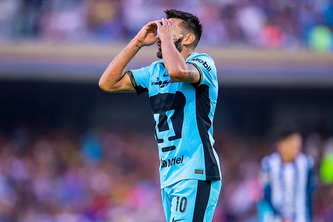 Toto Salvio revela que en Pumas odian jugar al mediodía: «No sé quién maneja esto»