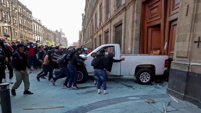 AMLO pide a estudiantes de Ayotzinapa que ‘no abusen’ en sus protestas