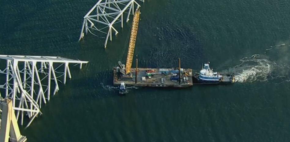 Llega a Baltimore grúa gigantesca para retirar escombros sobre camionetas de los desaparecidos