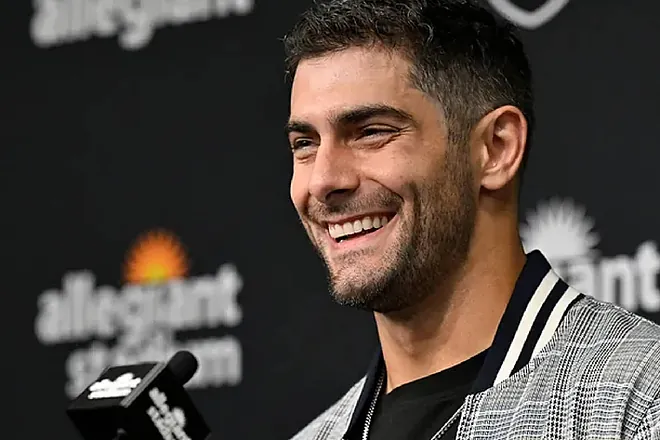 Jimmy Garoppolo se presenta con los Rams y dice que dio positivo a doping por ‘un error de papeleo’