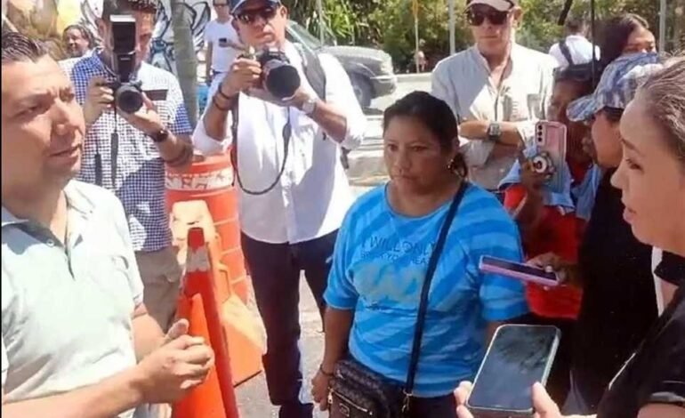 Bloquean madres buscadoras acceso a zona hotelera en Cancún