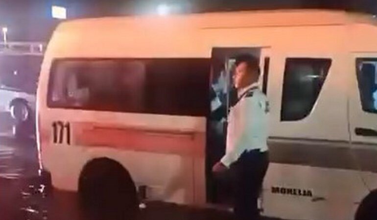 Emergencia Vial en Morelia: Combi Varada en el Libramiento y Pasajeros Rescatados con Seguridad