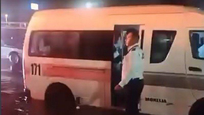 Desbordamiento meteorológico paraliza tráfico en Morelia: Combi se hunde en el Libramiento y más de 50 personas deben ser evacuadas en una operación de rescate improvisada.