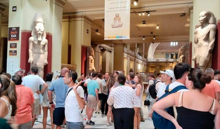 «La Maldición del Nilo: Un Brazalete de Oro de 3 Mil Años desaparece en el Museo Egipcio, Generando una Intriga Internacional»