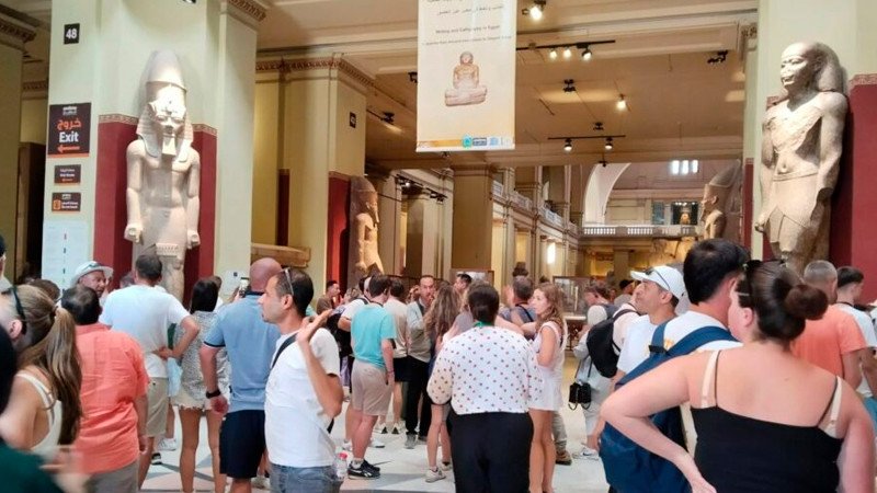 «La Maldición del Nilo: Un Brazalete de Oro de 3 Mil Años desaparece en el Museo Egipcio, Generando una Intriga Internacional»