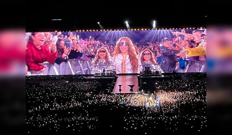 Shakira atrae a más de 27 mil espectadores a emocionante concierto en Querétaro