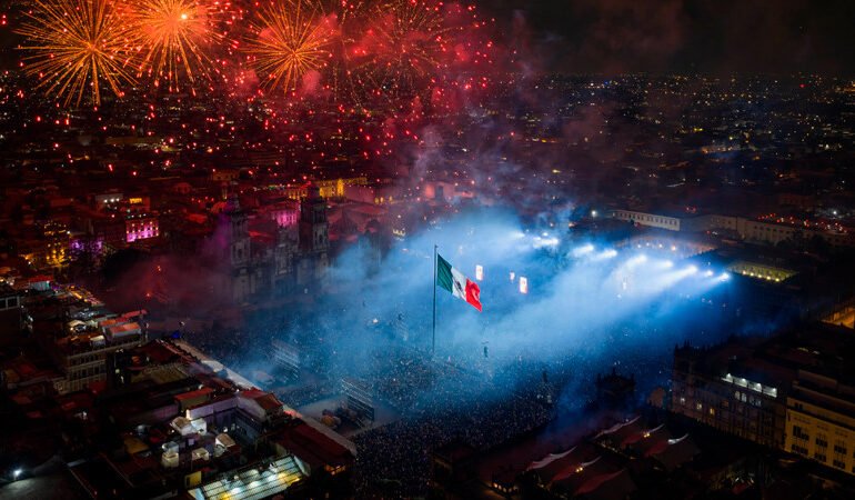 «La masa crítica en la Plaza de la Constitución: Un recordado Grito de Independencia en la capital, marcado por la participación récord de más de 280 mil personas»
