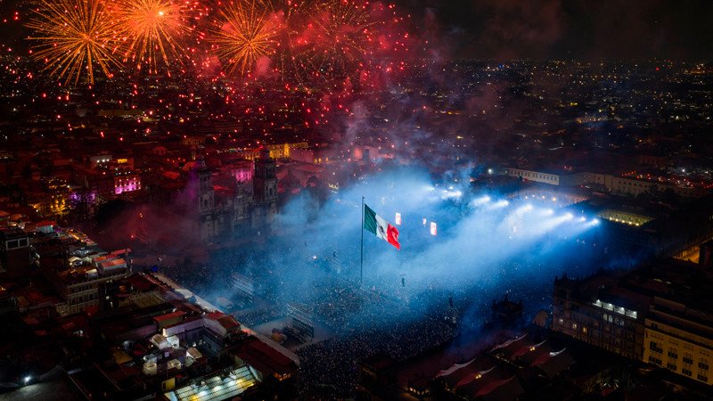 «La masa crítica en la Plaza de la Constitución: Un recordado Grito de Independencia en la capital, marcado por la participación récord de más de 280 mil personas»
