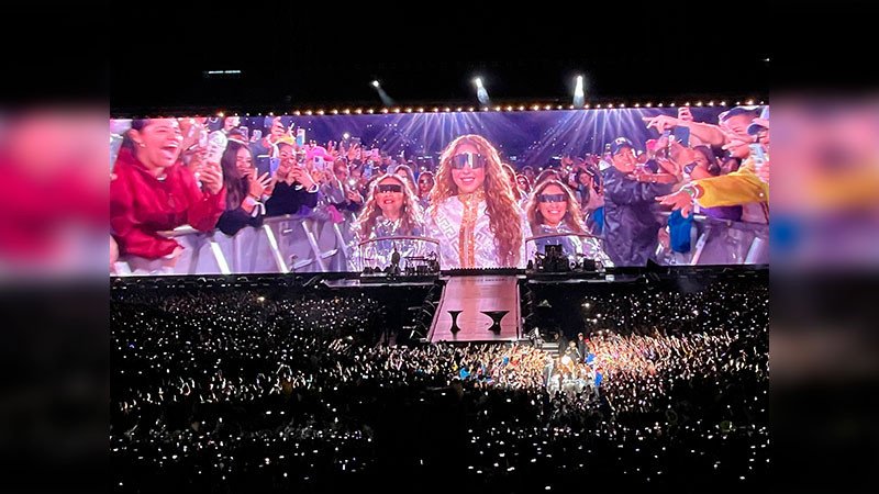 Shakira Llena Estadio en Querétaro: Máximo Éxito con Más de 27 Mil Fanáticos reunidos bajo el Sol de México