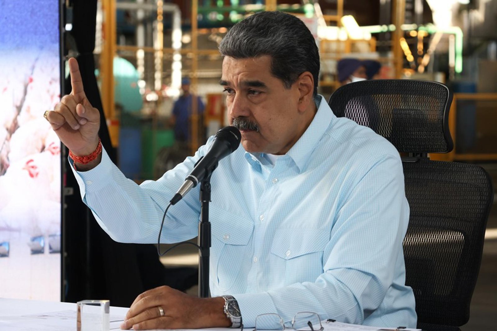 El líder opositor venezolano Maduro impone un nuevo desafío a su gobierno después de una ruda derrota ante Colombia y pide un cambio drástico para sacudir a su equipo de fútbol.
