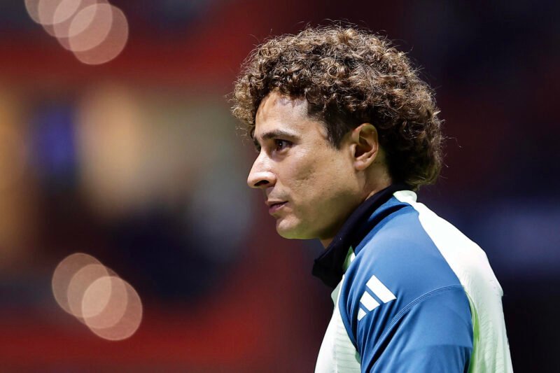 La caída del fichaje: Memo Ochoa, el objetivo frustrado que ahora afronta un desafío sin precedentes en España.